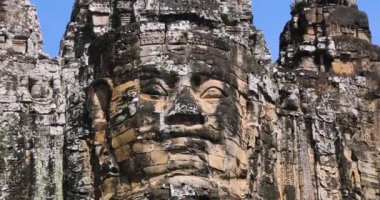 Angkor Thom, Siem Reap, Kamboçya 'daki Bayon Tapınağı' nın ünlü gülümseyen Buda yüzlü heykeli.