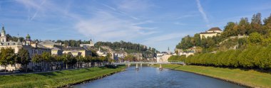 Salzburg, Avusturya - 16 Ekim 2023: Avusturya 'daki Salzburg kentinin panoramik manzarası, Marko-Feingold-Steg köprüsünden manzara. Avusturya 'nın dördüncü büyük şehri..