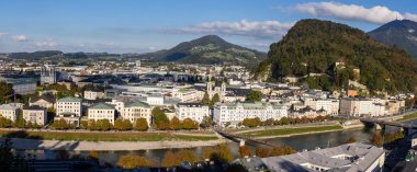 Avusturya 'nın Salzburg kentindeki tarihi Salzburg şehri ve Salzach nehrinin Hava Panoramik Manzarası.