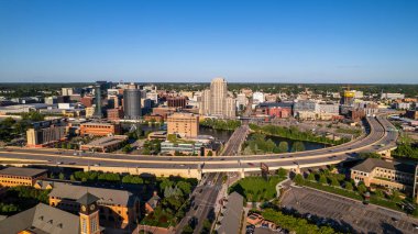 Grand Rapids, Michigan, ABD - 27 Temmuz 2023: Downtown Grand Rapids Michigan eyaletinin ikinci büyük metropolitan alanıdır.