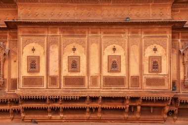 Hindistan, Rajasthan 'daki miras binası Hindistan' ın Jaisalmer şehrinde Patwon ki Haveli olarak bilinen sarı kireçtaşından yapılmıştır.