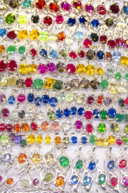 Piyasada satışa sunulan birçok renkli kristal zincir, seçici odaklanma.