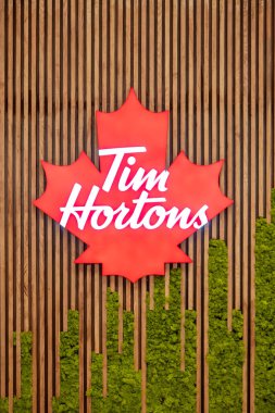 Bengaluru, Karnataka, Hindistan -06 Aralık 2023: Kanada fast food zinciri, Tim Hortons Kempegowda Uluslararası Havalimanı 'nda yeni kurulan Terminal 2 binası, Bengaluru.
