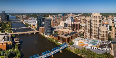 Grand Rapids, Michigan, ABD - 27 Temmuz 2023: Downtown Grand Rapids Michigan eyaletinin ikinci büyük metropolitan alanıdır.