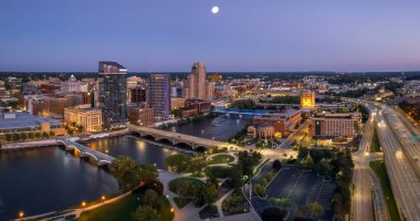 Grand Rapids, Michigan, ABD - 27 Temmuz 2023: Downtown Grand Rapids Michigan eyaletinin ikinci büyük metropolitan alanıdır.