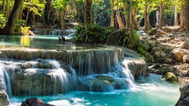 Tayland 'daki güzel Erawan şelalelerinin panoramik manzarası