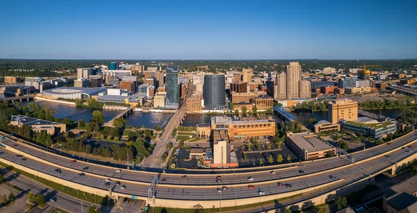 Grand Rapids, Michigan, ABD - 27 Temmuz 2023: Downtown Grand Rapids Michigan eyaletinin ikinci büyük metropolitan alanıdır.