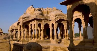 Jaisalmer, Rajasthan, Hindistan yakınlarında Bada Bagh adı verilen tarihi mezarlıklar..