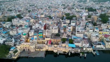 Güneş doğarken Udaipur şehrinin havadan görünüşü, güzel gölleri, sarayları ve tarihsel önemi ile bilinir. Şehir 1559 yılında kuruldu..
