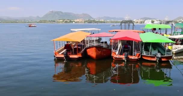 在印度Udaipur的Pichola湖为游客乘坐的多彩的游览船 — 图库视频影像