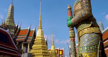 Bangkok, Tayland 'daki Wat Phra Kaew tapınağının karmaşık mimarisi.