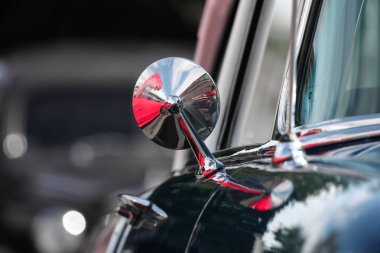 Klasik bir arabanın parlak yan aynasını yakın plan çek.