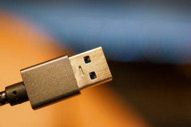 Renkli arkaplan ve yüzeysel alan derinliğine sahip USB bağlantısının görüntüsünü kapat.