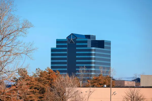 密歇根州奥本山2月3日2024年 位于密歇根州奥本山的克莱斯勒 Stellantis 总部和技术中心 是密歇根州最大的建筑物之一 — 图库照片#