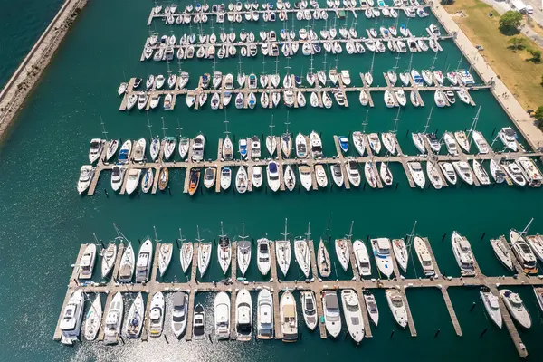 Вид Воздуха Многие Лодки Стоящие Якоре Причале Недалеко Центра Чикаго — стоковое фото