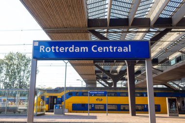 Rotterdam, Hollanda, 13 Mayıs 2023: Rotterdam Centraal platformu, Rotterdam merkez tren istasyonu iç görünümü.