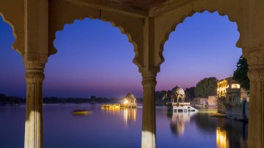 Tarihsel Chhatri, Gadisar Gölü, Rajasthan, Hindistan 'da yükseltilmiş bir kubbe..