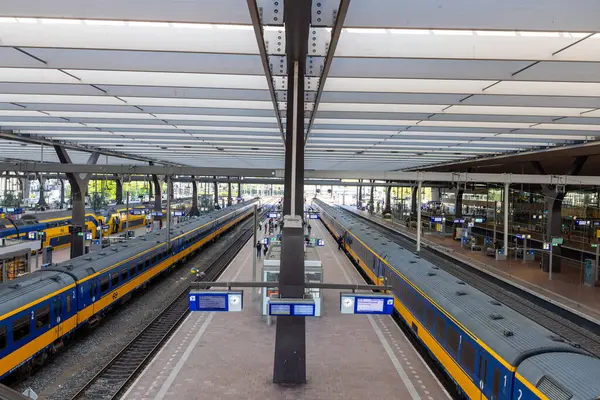 Rotterdam, Hollanda, 13 Mayıs 2023: Platformda trenler, Rotterdam merkez tren istasyonu iç görünümü.