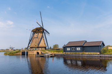 Hollanda 'daki UNESCO dünya mirası sahası Kinderdijk' te tarihi rüzgar değirmeni.