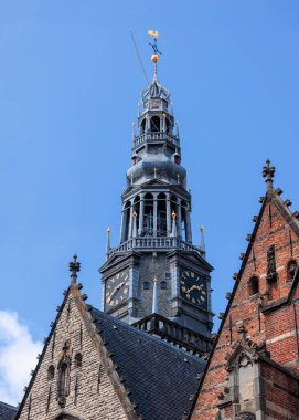 Hollanda, Amsterdam 'da Oude Kerk' ün (Eski Kilise) mavi gökyüzüne karşı manzarası.