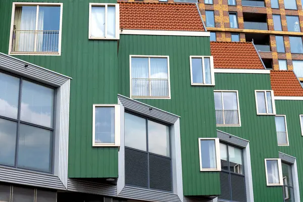 Renkli yeşil ve kırmızı renkli modern apartman manzarası Zaandam, Hollanda 'da.