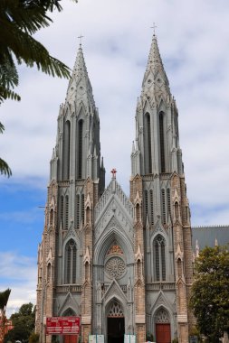 Mysore, Hindistan - Kasım 04, 2022: Tarihi St. Joseph Katedrali, Hindistan 'ın Karnataka eyaletindeki Mysore şehrinde 1936 yılında Neo-Gotik tarzda inşa edildi..