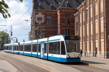 Amsterdam, Hollanda - 17 Mayıs 2023: Amsterdam 'daki tramvay, Hollanda' nın başkenti ve dünyanın en kalabalık turizm merkezlerinden biridir..