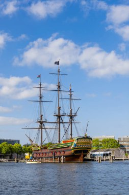Amsterdam, Hollanda - 17 Mayıs 2023: Amsterdam, VOC gemisinin bir kopyası 1602 'de kuruldu, Amsterdam Hollanda Doğu Hindistan Şirketi' nin bir kargo gemisiydi..