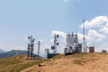 Colorado 'daki Monarch Geçidi' ndeki uzun iletişim kuleleri, yaz boyunca..