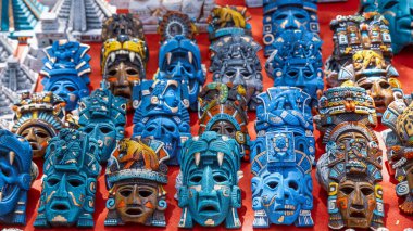 Chichen Itza, Meksika - 25 Şubat 2023: Geleneksel Maya maskesi hediyelik eşyaları Chichen Itza, Meksika 'da satılıyor.