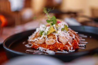 Karides ve erişteli Meksika yemeği. Yakın görüş..