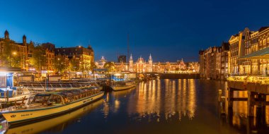 Amsterdam, Hollanda - 17 Mayıs 2023: Amsterdam, Hollanda 'nın başkenti ve en kalabalık kentidir..