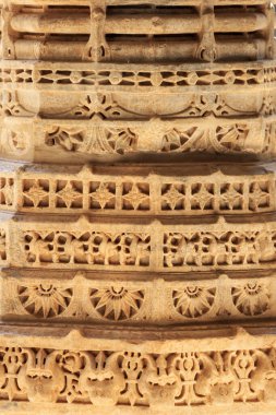 Ranakpur, Rajasthan, Hindistan 'daki tarihi Jain tapınağı mimarisi. 1496 'da inşa edilmiş..