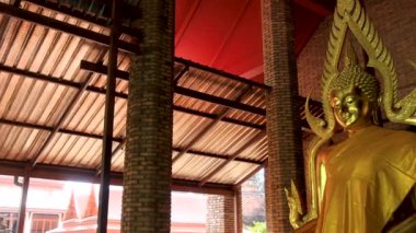 Ayutthaya, Tayland 'daki Wat Yai Chaimongkhon tapınağındaki Altın Buda heykeli.