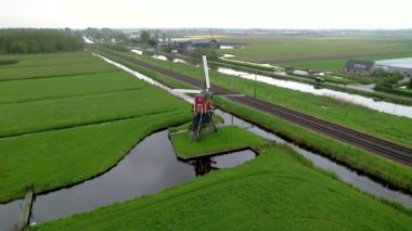Lageveense molen, Hollanda 'da Lisse yakınlarında bulunan tarihi bir rüzgar değirmeni..