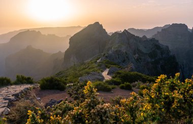 Pico do Areeiro 'nun Alacakaranlık sırasında Central Madeira Adası' ndaki manzarası.