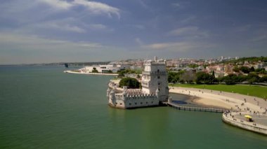 Belem, Portekiz - 22 Nisan 2024: Lizbon metro bölgesindeki tarihi Belem Kulesi, UNSECO dünya mirası sahası. 