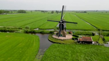 Hollanda kırsalında Kleine Tiendweg 'in (yel değirmeni) hava görüntüsü. 