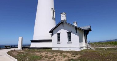 Yaquina Baş Feneri mavi gökyüzüne karşı, Oregon eyaletinde Pasifik kıyısı boyunca, ABD.