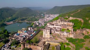 Bundi, Rajasthan, Hindistan - 12 Ekim 2022: Bundi Bundi şehir manzarasının panoramik görünümü, Taragarh Kalesi Bundi şehrinde yuva yapmış devasa bir mimaridir..