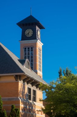 Richard M. DeVos Center binası, Grand Valley Eyalet Üniversitesi kampüsünde saat kulesi, Grand Rapids, Michigan.