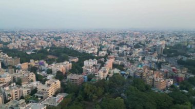 Hyderabad, Hindistan - 10 Aralık 2023: Hyderabad şehrinin Skyline 'ı, Hindistan' ın dördüncü ve altıncı en kalabalık şehir..