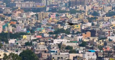 Hyderabad, INDIA - 23 Ekim 2022: Haydarabad şehrindeki birçok beton yapı ve ev, Hindistan 'daki en kalabalık dördüncü ve altıncı şehir..