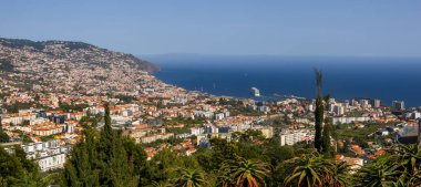 Portekiz 'in Madeira Adası' ndaki güneşli bir günde Funchal şehrinin manzarasının panoramik hava manzarası.