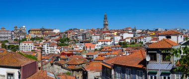 Güneşli bir günde Portekiz 'in Porto şehrinin UNESCO dünya mirası alanının panoramik manzarası.