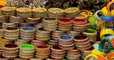 Udaipur, Hindistan 'da birçok farklı bilezik ve bilezik satışa sunulmuştur.. 