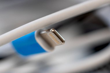Cep telefonu şarj kablosunun aşırı yakın görüntüsü, seçici odaklanma.
