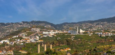 Portekiz 'in Madeira Adası' ndaki güneşli bir günde Manzaralı Funchal şehir banliyölerinin panoramik hava görüntüsü.