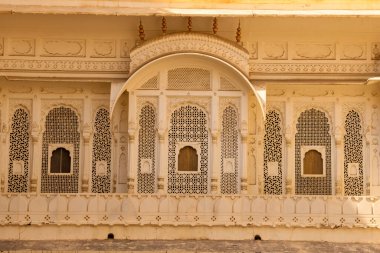 Bikaner, Rajasthan, Hindistan 'daki tarihi Junagarh Kalesi' nin kemerli pencere mimarisi