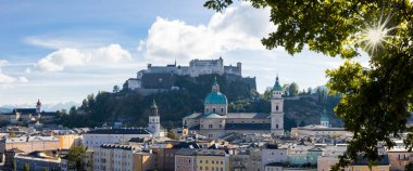 Salzburg Katedrali 'nin havadan görünüşü. Azizler Katedrali Rupert ve Virgil ve Salzburg Kalesi Panoramik Manzarası.